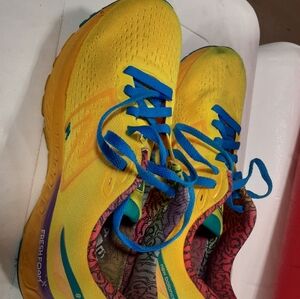 New Balance Fresh Foam 880v12 LADY Size:10B Yellow Comfy LACE UP Running Shoes..